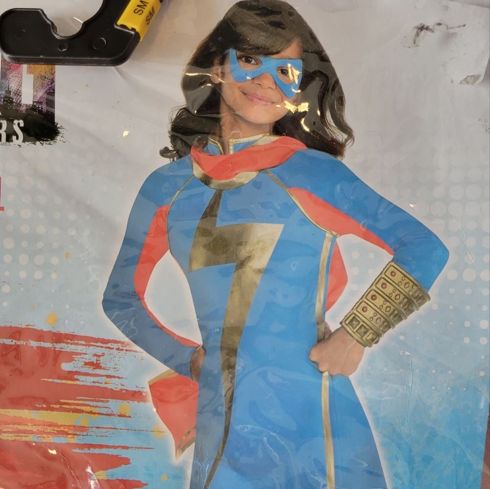 Lot of costumes: Ms.Marvel (8 yo+) and Paw Patrol Chase (2-3T).